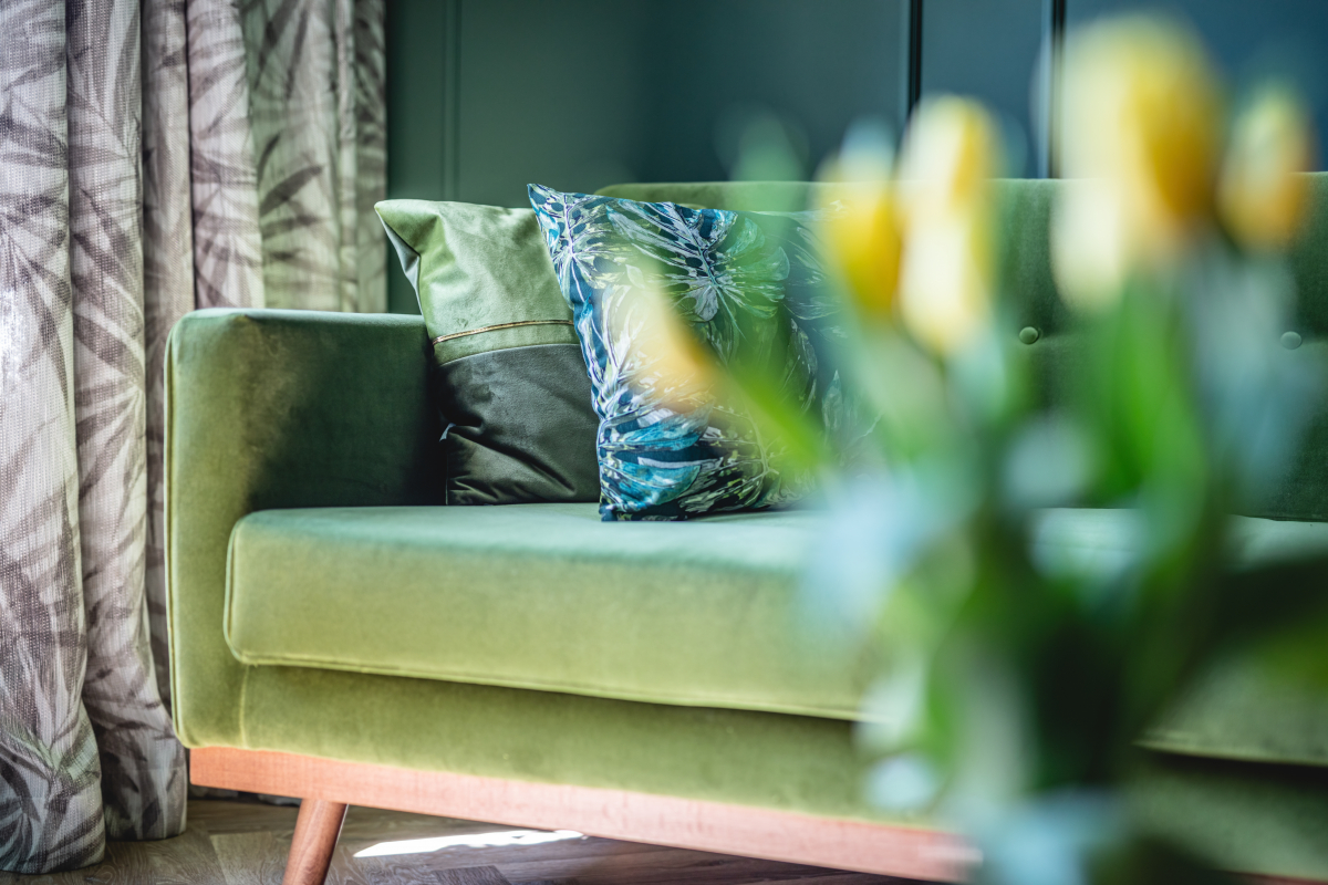 green sofa in elegant apartment home staging 2022 12 16 11 04 54 utc scaled - Cómo combinar un sofá verde
