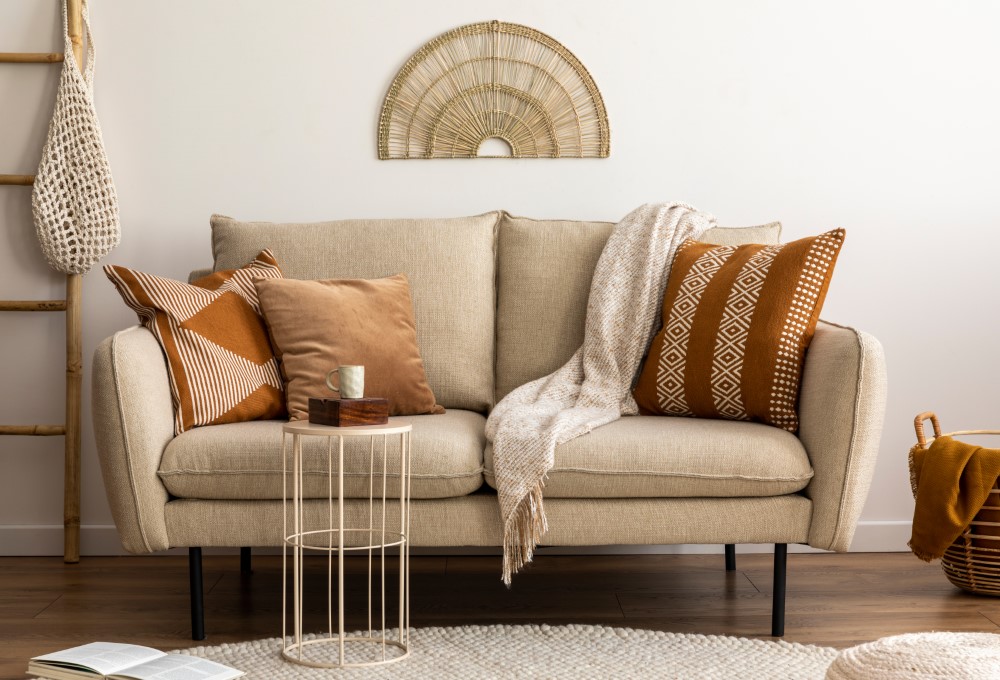 scandinavian and cozy interior of living room with 2023 01 10 03 47 26 utc - ¿Cómo combinar cojines para un sofá beige?